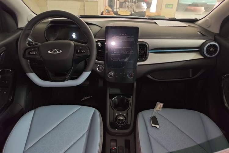 Used Chery QQ Little Ant 2024 Revised Version Youth Edition 251 km True Love Edition 25.05 kWh Center Console