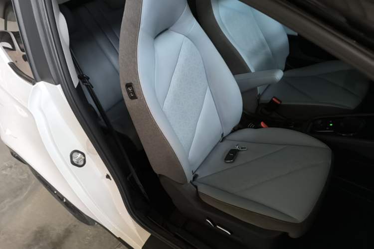 Used Chery QQ Little Ant 2024 Revised Edition Youth Version 251 km True Love Edition 23.99 kWh Right Front Seat