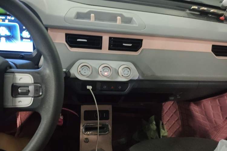 Used Chery QQ Ice Cream 2022 170km Sundae Phosphate Lithium-Ion Audio And AC Panel