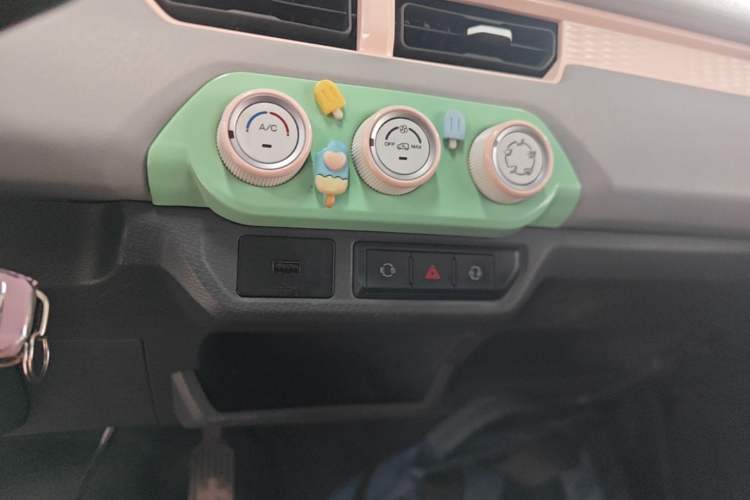 Used Chery QQ Ice Cream 2022 170km Sundae Phosphate Lithium-Ion Audio And AC Panel