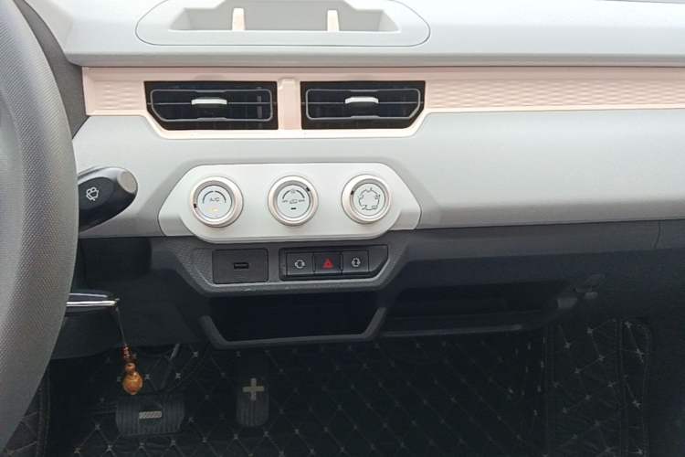 Used Chery QQ Ice Cream 2022 170km Sundae Phosphate Lithium-Ion Audio And AC Panel