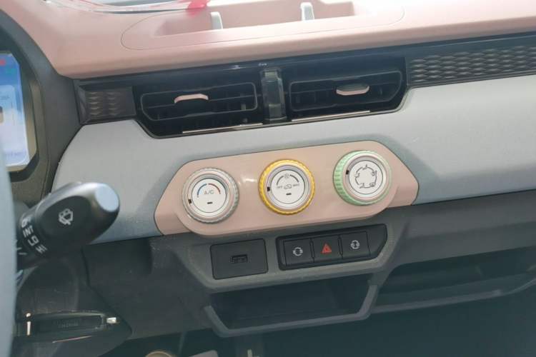 Used Chery QQ Ice Cream 2022 170km Sundae Phosphate Lithium-Ion Audio And AC Panel