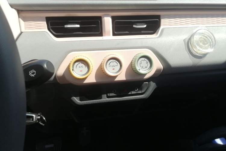 Used Chery QQ Ice Cream 2022 170km Sundae Phosphate Lithium-Ion Audio And AC Panel