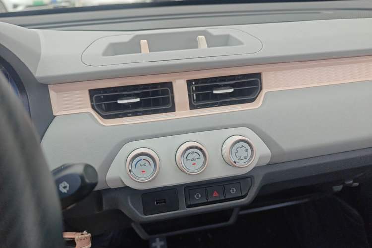 Used Chery QQ Ice Cream 2022 170km Sundae Phosphate Lithium-Ion Audio And AC Panel