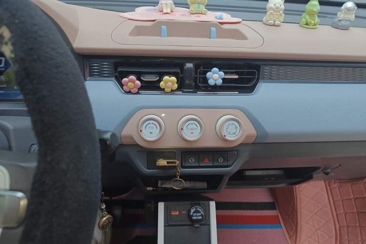 Used Chery QQ Ice Cream 2022 170km Sundae Phosphate Lithium-Ion Audio And AC Panel