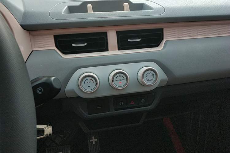 Used Chery QQ Ice Cream 2022 170km Sundae Phosphate Lithium-Ion Audio And AC Panel