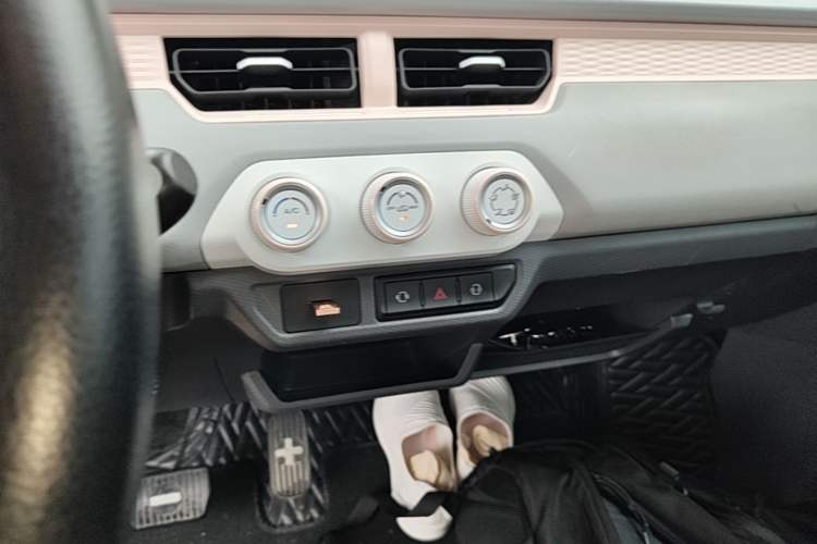 Used Chery QQ Ice Cream 2022 170km Sundae Phosphate Lithium-Ion Audio And AC Panel