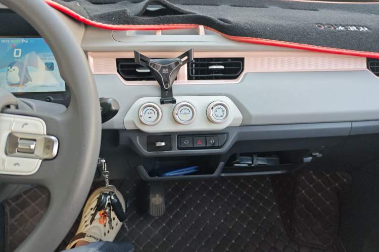 Used Chery QQ Ice Cream 2022 170km Sundae Phosphate Lithium-Ion Audio And AC Panel