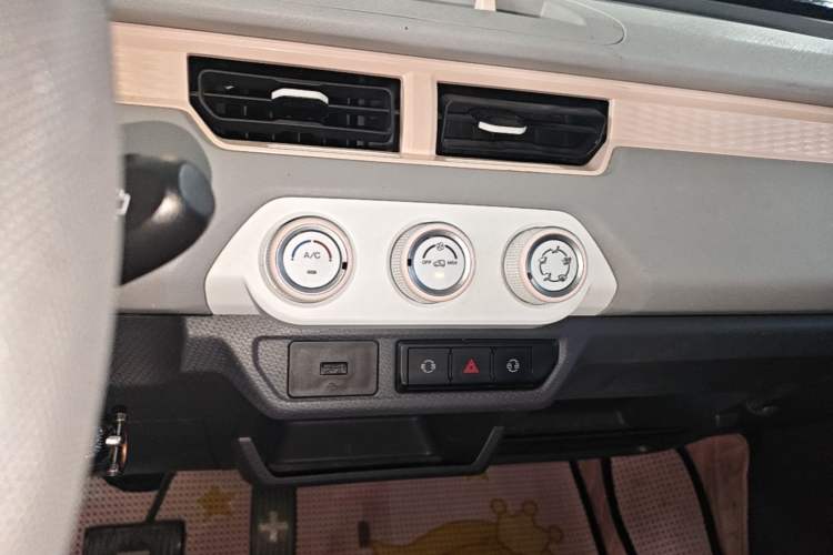 Used Chery QQ Ice Cream 2022 170km Sundae Phosphate Lithium-Ion Audio And AC Panel