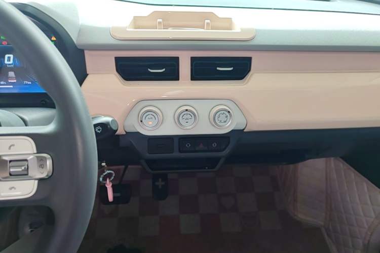 Used Chery QQ Ice Cream 2022 170km Sundae Phosphate Lithium-Ion Audio And AC Panel