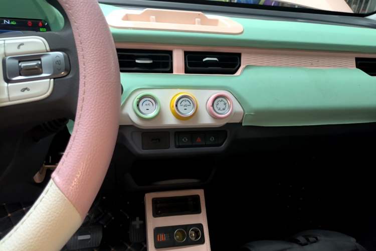 Used Chery QQ Ice Cream 2022 170km Sundae Phosphate Lithium-Ion Audio And AC Panel
