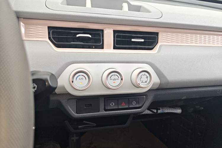 Used Chery QQ Ice Cream 2022 170km Sundae Phosphate Lithium-Ion Audio And AC Panel