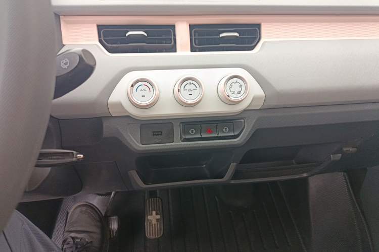 Used Chery QQ Ice Cream 2022 170km Sundae Phosphate Lithium-Ion Audio And AC Panel
