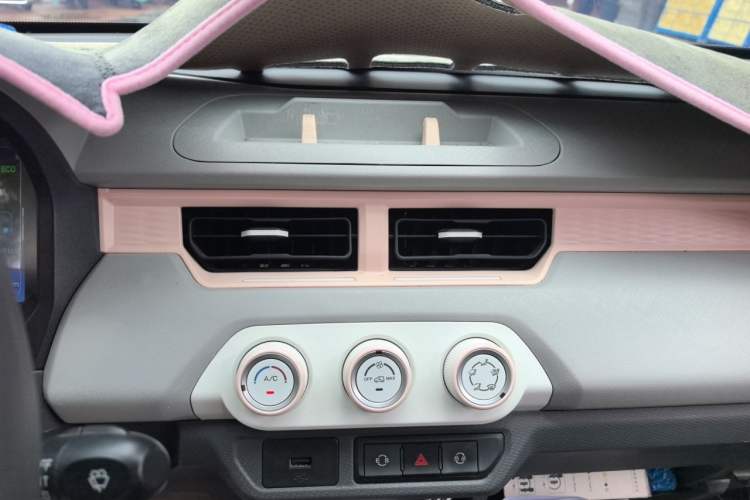 Used Chery QQ Ice Cream 2022 170km Sundae Phosphate Lithium-Ion Audio And AC Panel