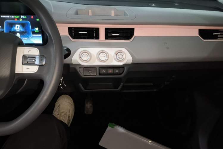 Used Chery QQ Ice Cream 2022 170km Sundae Phosphate Lithium-Ion Audio And AC Panel