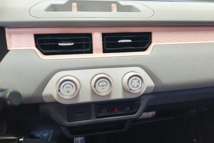 Used Chery QQ Ice Cream 2022 170km Sundae Phosphate Lithium-Ion Audio And AC Panel