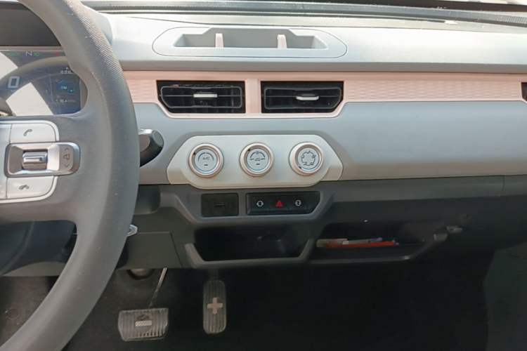 Used Chery QQ Ice Cream 2022 170km Sundae Phosphate Lithium-Ion Audio And AC Panel