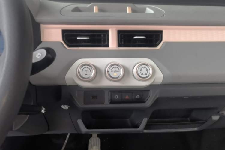 Used Chery QQ Ice Cream 2022 170km Sundae Phosphate Lithium-Ion Audio And AC Panel