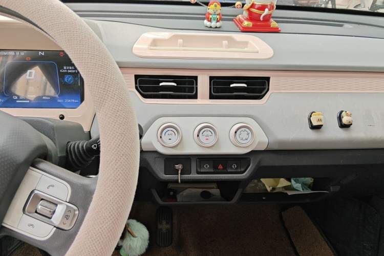 Used Chery QQ Ice Cream 2022 120km Conical Shape Lithium Iron Phosphate Audio And AC Panel