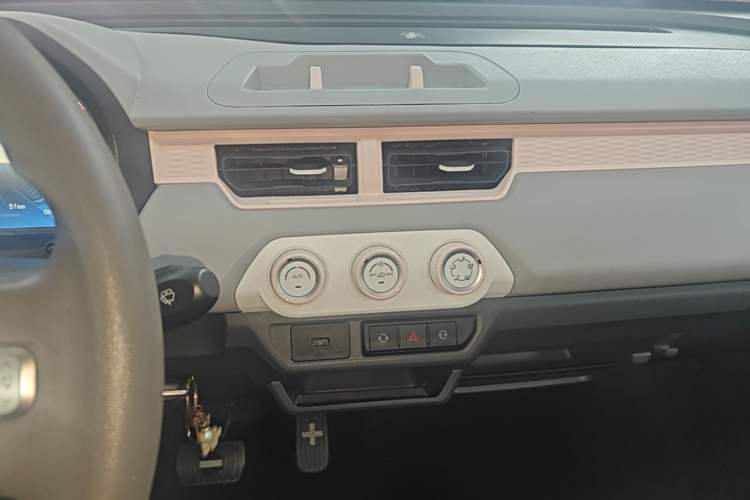 Used Chery QQ Ice Cream 2022 120km Conical Shape Lithium Iron Phosphate Audio And AC Panel