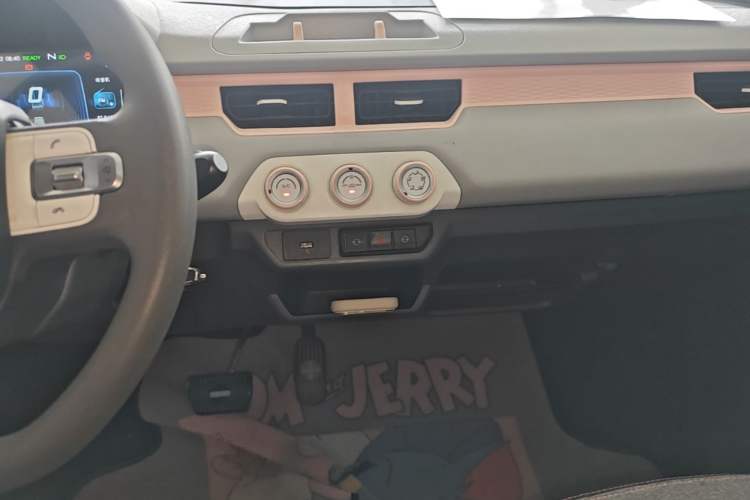 Used Chery QQ Ice Cream 2022 120km Conical Shape Lithium Iron Phosphate Audio And AC Panel