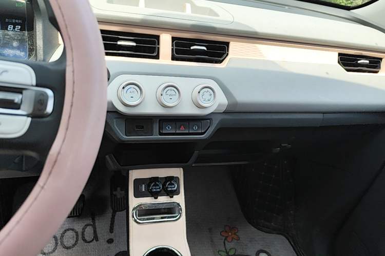 Used Chery QQ Ice Cream 2022 170km Sundae Phosphate Lithium-Ion Audio And AC Panel