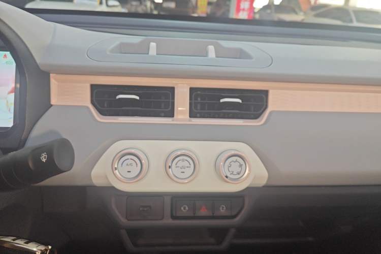 Used Chery QQ Ice Cream 2022 170km Sundae Phosphate Lithium-Ion Audio And AC Panel