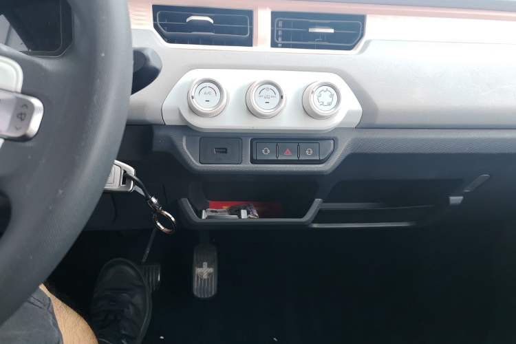 Used Chery QQ Ice Cream 2022 170km Sundae Phosphate Lithium-Ion Audio And AC Panel