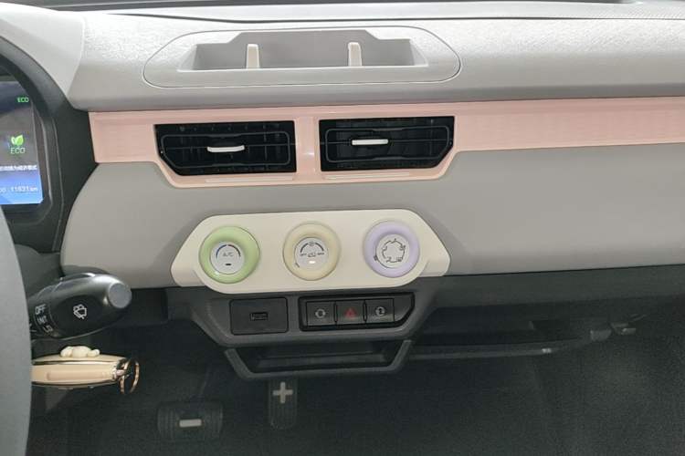 Used Chery QQ Ice Cream 2022 170km Sundae Phosphate Lithium-Ion Audio And AC Panel