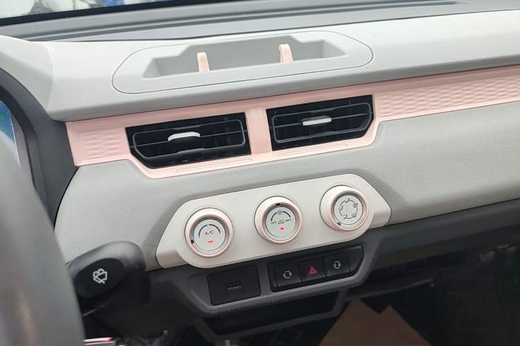 Used Chery QQ Ice Cream 2022 170km Sundae Phosphate Lithium-Ion Audio And AC Panel