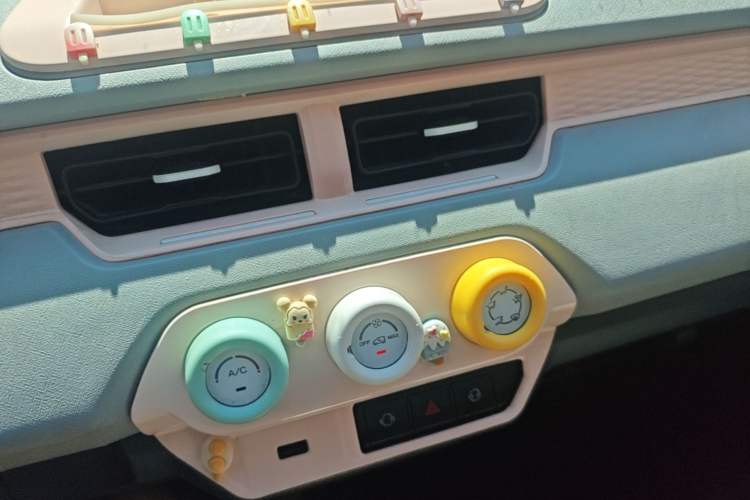 Used Chery QQ Ice Cream 2022 170km Sundae Phosphate Lithium-Ion Audio And AC Panel