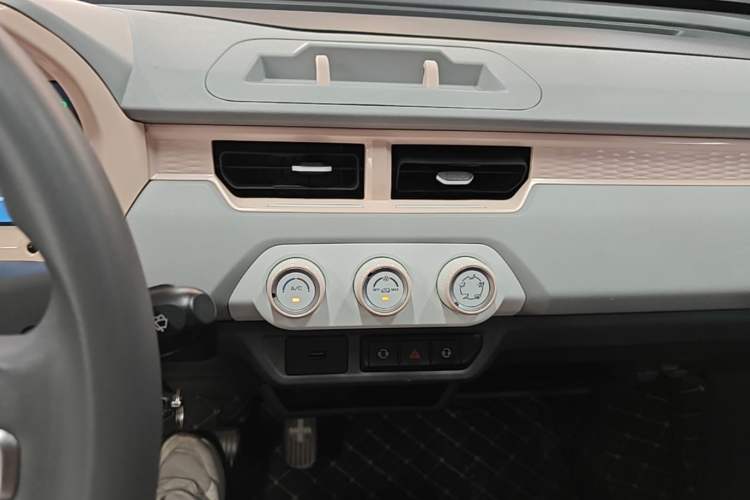 Used Chery QQ Ice Cream 2022 170km Sundae Phosphate Lithium-Ion Audio And AC Panel