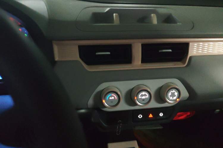 Used Chery QQ Ice Cream 2022 170km Sundae Phosphate Lithium-Ion Audio And AC Panel