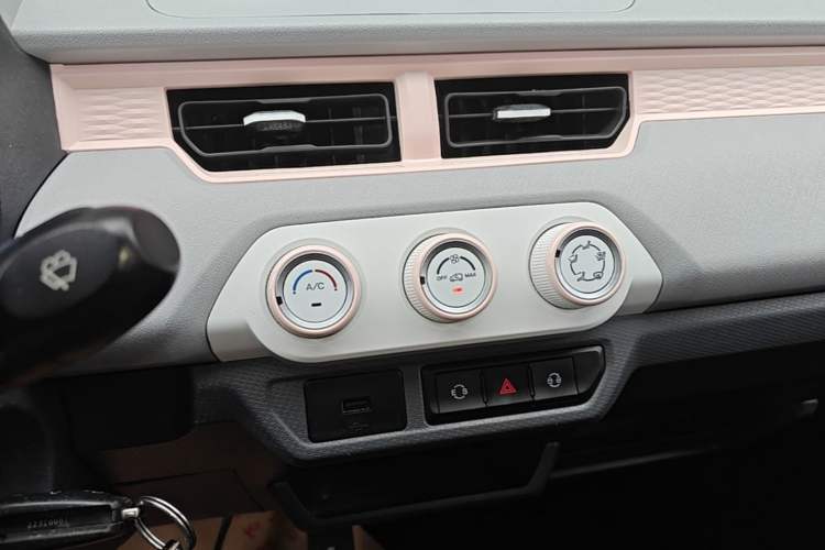 Used Chery QQ Ice Cream 2022 170km Sundae Phosphate Lithium-Ion Audio And AC Panel