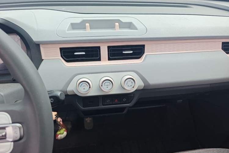 Used Chery QQ Ice Cream 2022 120km Conical Shape Lithium Iron Phosphate Audio And AC Panel