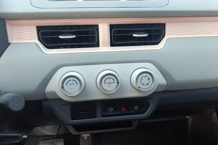 Used Chery QQ Ice Cream 2022 170km Sundae Phosphate Lithium-Ion Audio And AC Panel