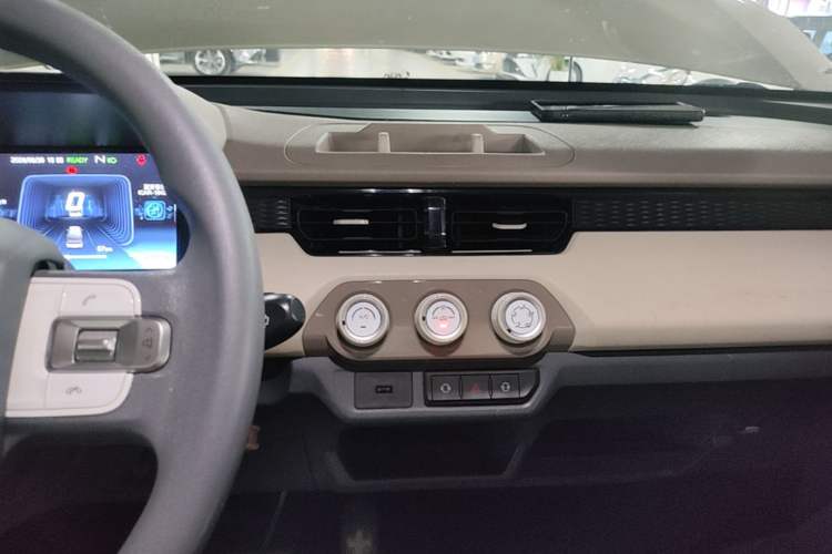 Used Chery QQ Ice Cream 2022 170km Sundae Phosphate Lithium-Ion Audio And AC Panel