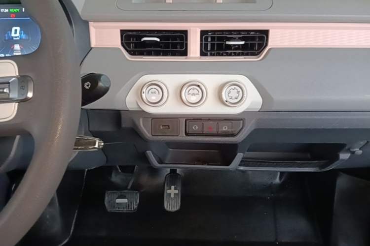 Used Chery QQ Ice Cream 2022 170km Sundae Phosphate Lithium-Ion Audio And AC Panel