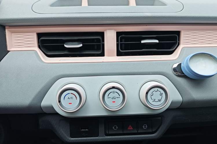 Used Chery QQ Ice Cream 2022 170km Sundae Phosphate Lithium-Ion Audio And AC Panel