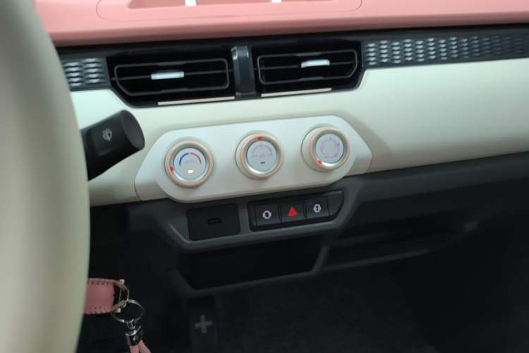 Used Chery QQ Ice Cream 2022 Taohuanxi Fragrant Peach Model Audio And AC Panel