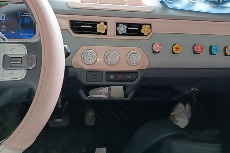 Used Chery QQ Ice Cream 2022 170km Sundae Phosphate Lithium-Ion Audio And AC Panel