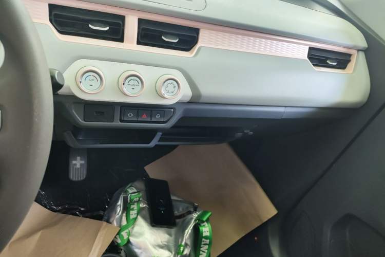 Used Chery QQ Ice Cream 2022 170km Sundae Phosphate Lithium-Ion Audio And AC Panel