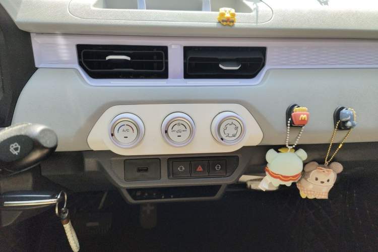 Used Chery QQ Ice Cream 2022 170km Sundae Phosphate Lithium-Ion Audio And AC Panel