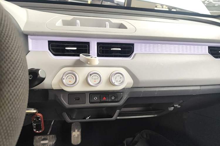 Used Chery QQ Ice Cream 2022 170km Sundae Phosphate Lithium-Ion Audio And AC Panel
