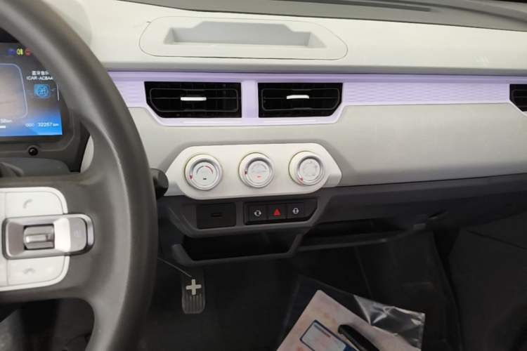 Used Chery QQ Ice Cream 2022 170km Sundae Phosphate Lithium-Ion Audio And AC Panel