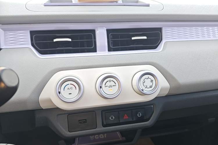 Used Chery QQ Ice Cream 2022 170km Sundae Phosphate Lithium-Ion Audio And AC Panel
