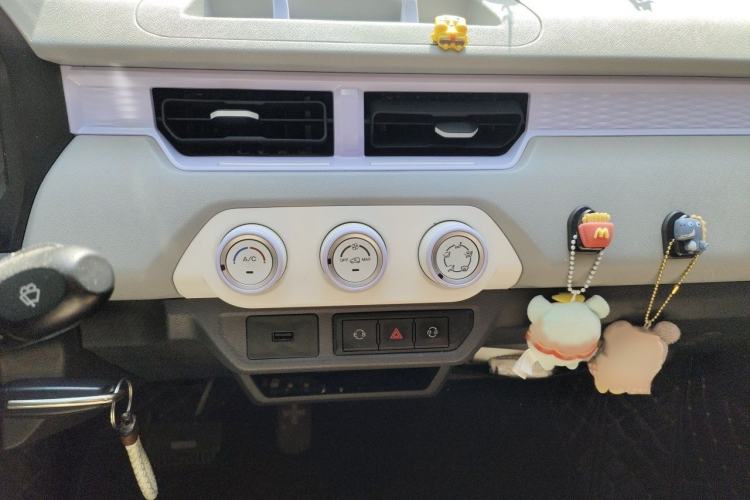 Used Chery QQ Ice Cream 2022 170km Sundae Phosphate Lithium-Ion Audio And AC Panel