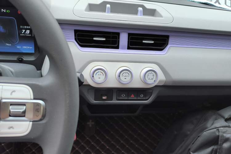 Used Chery QQ Ice Cream 2022 170km Sundae Phosphate Lithium-Ion Audio And AC Panel