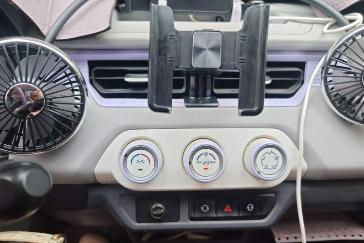 Used Chery QQ Ice Cream 2022 170km Sundae Phosphate Lithium-Ion Audio And AC Panel