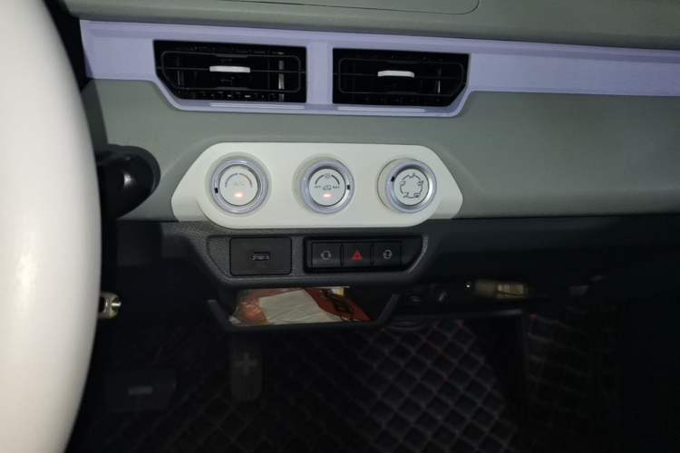 Used Chery QQ Ice Cream 2022 170km Sundae Phosphate Lithium-Ion Audio And AC Panel